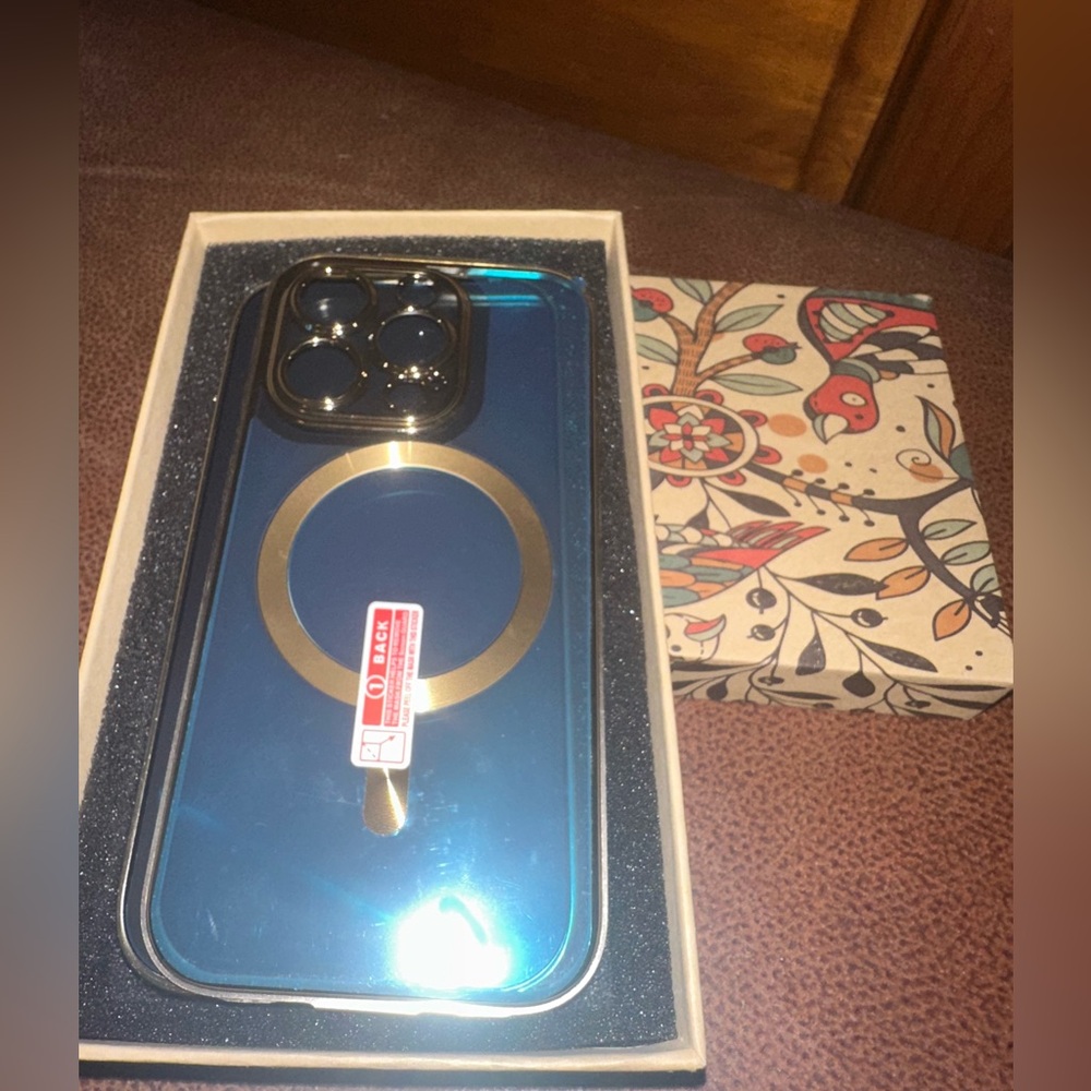 iPhone 15 pro New clear-gold trim case 
Never been used and in box